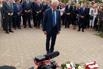 Посланиците на държавите членки на ЕС поднесоха цветя в памет на загиналия при протестите в Беларус 